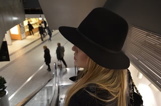 ハットを被った女性 ハットを被った女性