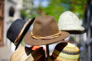 室外で売られているハット数点